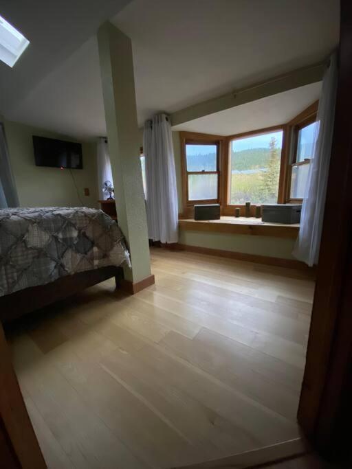Thorpe On The Water. Creekside Nederland Cabin. Экстерьер фото